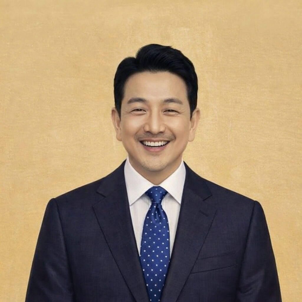 미리캔버스 AI로 수정한 세종대왕의 현대적인 모습으로, 수염을 깎고 깔끔한 헤어스타일에 남색 양복과 점무늬 넥타이를 매고 환하게 웃고 있는 모습